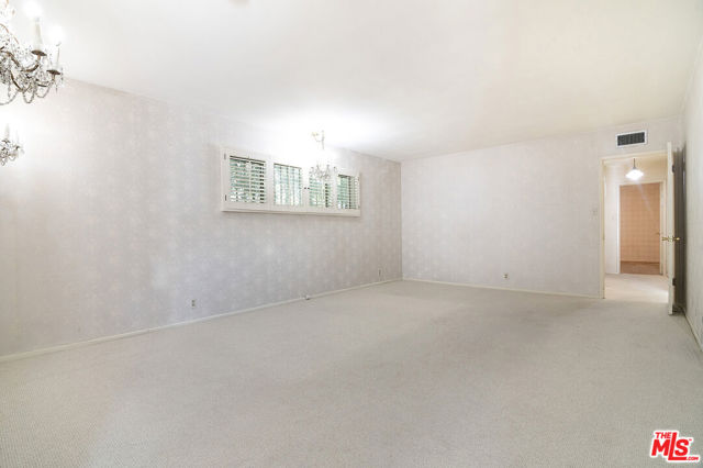 180 N Highland Avenue, Los Angeles CA: https://media.crmls.org/mediaz/378fbda3-7b3f-4154-b42a-53ba7b585f7a.jpg