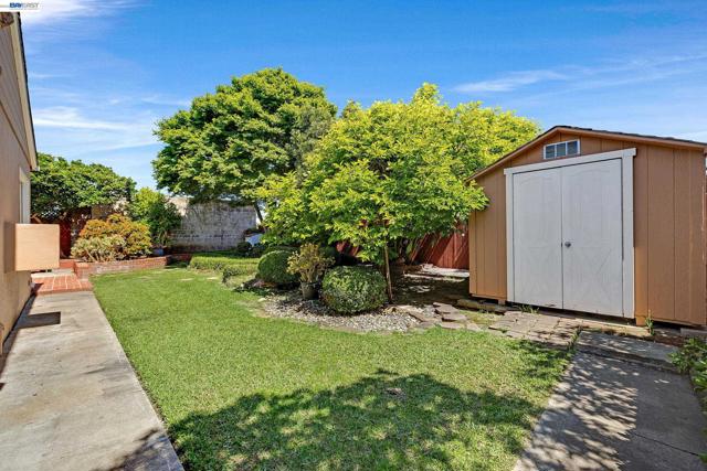 Image 33 of 47 For 15126 Andover St