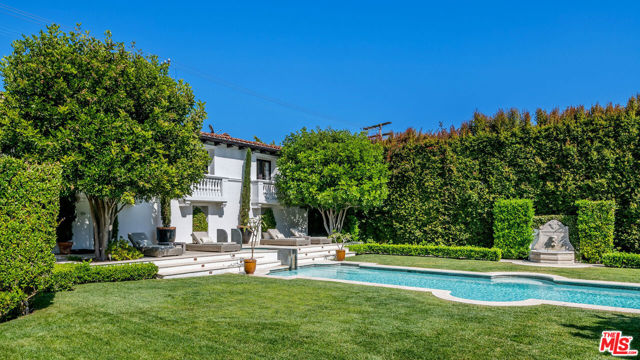 722 N Maple Drive, Beverly Hills CA: https://media.crmls.org/mediaz/37917769-44a7-4790-9629-0d75b274e5a5.jpg