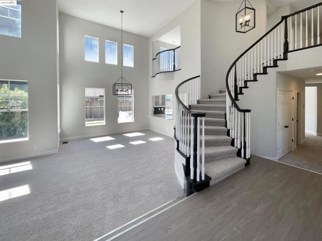 5214 Pavilion Ct, Fairfield CA: https://media.crmls.org/mediaz/37918000-f6fb-429a-b49d-52999810aa23.jpg