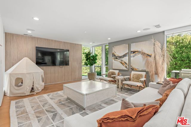 2736 Armacost Avenue, Los Angeles CA: https://media.crmls.org/mediaz/379263db-60cb-42d6-b85d-10b1b9bd22dc.jpg
