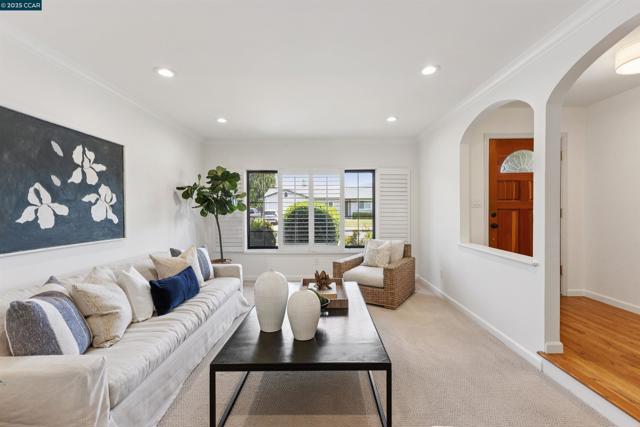 1752 Berrywood Ct, Concord CA: https://media.crmls.org/mediaz/3793123a-0ee9-4ff2-a1b3-bff5014ac656.jpg