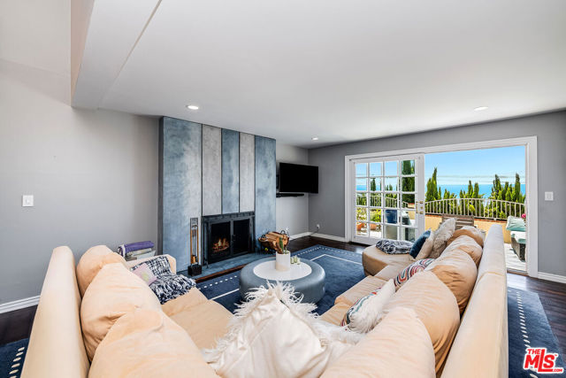 2223 Mcrae Drive, San Pedro CA: https://media.crmls.org/mediaz/37947ba8-f038-441e-a840-9409e1efcd80.jpg