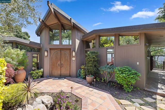 1176 Brown Ave, Lafayette CA: https://media.crmls.org/mediaz/37963987-0493-492d-8e12-75cf6c7f5c46.jpg