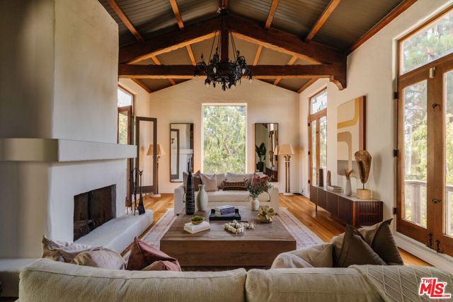 463 N Greencraig Road, Los Angeles CA: https://media.crmls.org/mediaz/37968ecc-f5e2-4523-8c83-eb391c4c47b7.jpg