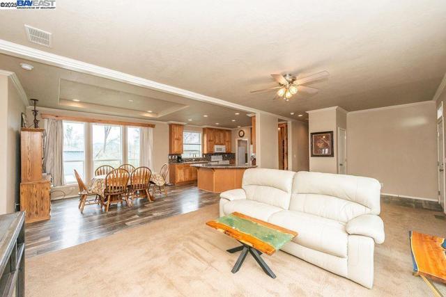 21679 Squaw Grass Trail, Redding CA: https://media.crmls.org/mediaz/3796d8c6-8f90-4c33-8dda-95b482ff8f1a.jpg