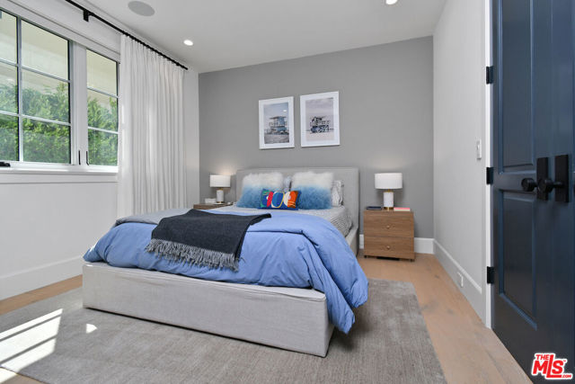 416 21st Place, Santa Monica CA: https://media.crmls.org/mediaz/37971cec-8158-4129-9668-0e0d7155c012.jpg