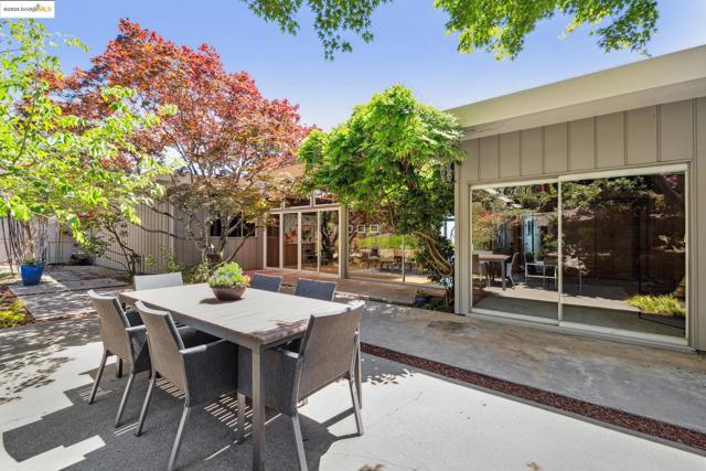 1 Garden Dr, Kensington CA: https://media.crmls.org/mediaz/37976569-2796-49ea-b7d4-c550b039de30.jpg