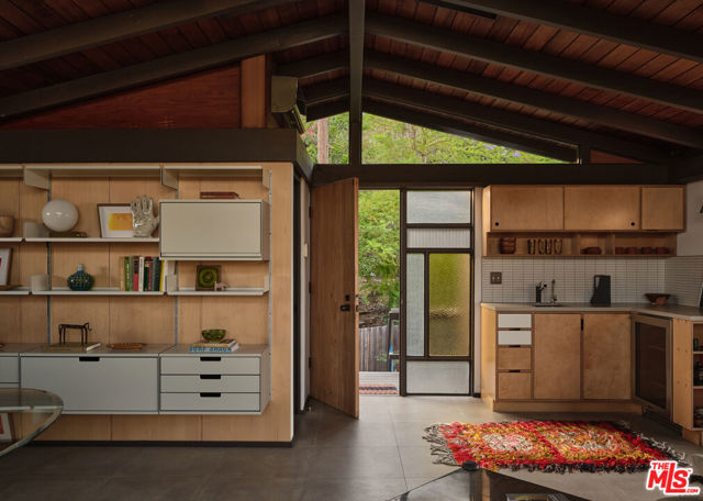2052 Mayview Drive, Los Angeles CA: https://media.crmls.org/mediaz/37976e32-4b3b-45b6-8b98-5c13ac391129.jpg
