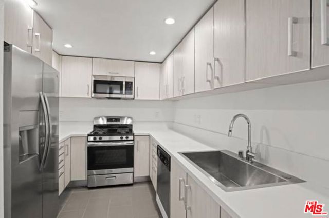 11711 Ohio Avenue, Los Angeles CA: https://media.crmls.org/mediaz/37984528-a2db-4f3e-a3a8-5cd4c02f7c68.jpg