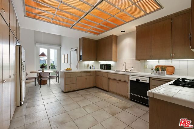 10106 Empyrean Way, Los Angeles CA: https://media.crmls.org/mediaz/3799184f-de51-4921-8578-24d48b3e3166.jpg