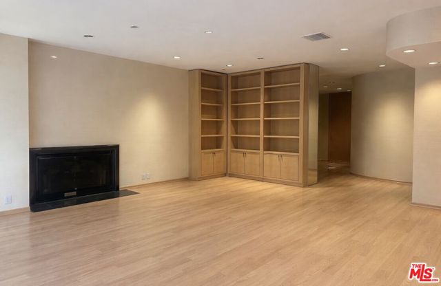 917 Oxford Way, Beverly Hills CA: https://media.crmls.org/mediaz/37995585-41dd-403f-8b62-da580edb5ddf.jpg