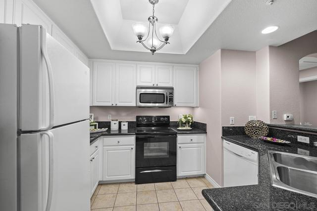 4165 Executive Dr, La Jolla CA: https://media.crmls.org/mediaz/379a38a9-5224-405e-a85b-38387845c013.jpg