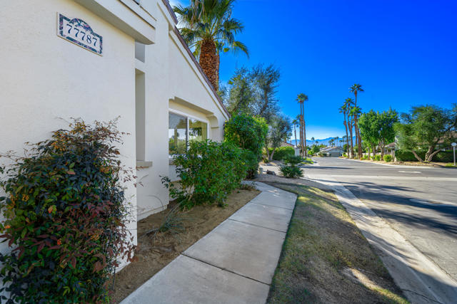 77787 Saint Croix Drive, Palm Desert CA: https://media.crmls.org/mediaz/379b4697-2e2b-4210-a0cf-330495e26f68.jpg