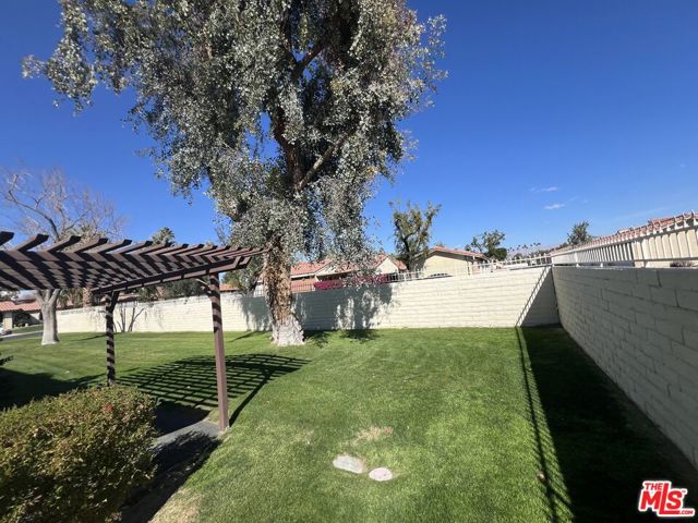 Image 21 of 27 For 41760 Largo  