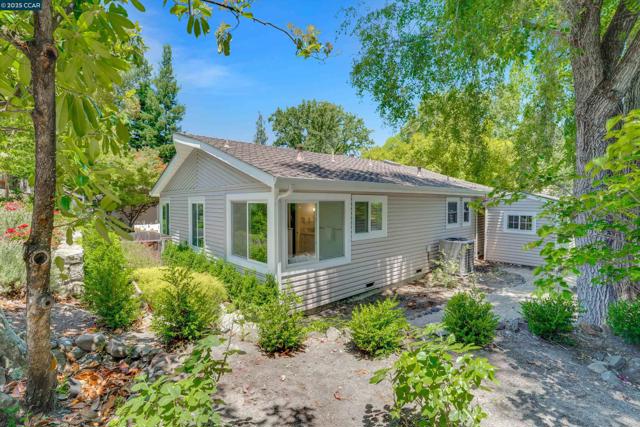 2345 San Miguel Dr, Walnut Creek CA: https://media.crmls.org/mediaz/379c78ac-d32a-4358-bec4-09ae3b274715.jpg