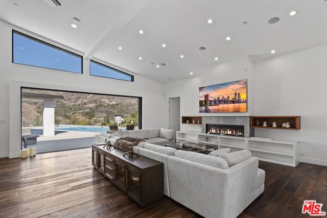 31830 Lobo Canyon, Agoura Hills CA: https://media.crmls.org/mediaz/379d90fc-9135-4176-8d71-bf18e339dc10.jpg