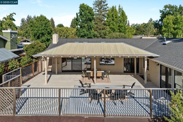 131 Clover Hill Court, Danville CA: https://media.crmls.org/mediaz/379f7d09-9ad0-4f3b-af3c-66bbbd4bc3d4.jpg