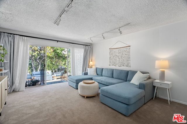 11319 Rose Avenue, Los Angeles CA: https://media.crmls.org/mediaz/379fa36e-b5a5-4e9b-979f-390e64bc6f1c.jpg