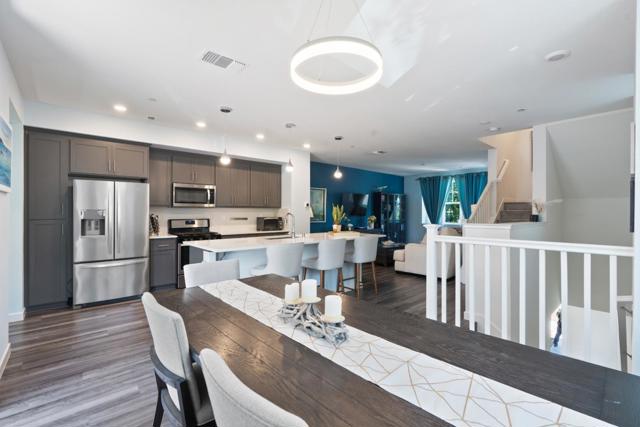 320 Circuit Way, Mountain View CA: https://media.crmls.org/mediaz/379fbfbd-d19f-4275-aefd-720fd261f077.jpg