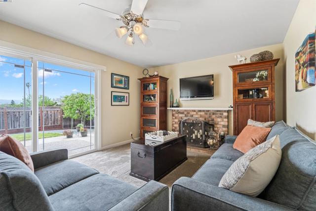 2845 Briarwood Dr, Livermore CA: https://media.crmls.org/mediaz/379fc7d4-39af-4366-9e61-cf0fb256ff05.jpg
