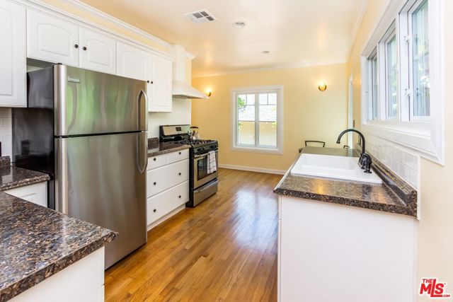 866 N Doheny Drive, West Hollywood CA: https://media.crmls.org/mediaz/37a00d25-0347-4d02-95e7-4b28e24db0f4.jpg