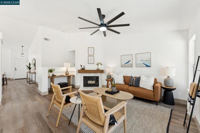 3075 Shiles Loop, Brentwood CA: https://media.crmls.org/mediaz/37a06436-876e-4fff-adeb-85d467b018f5.jpg