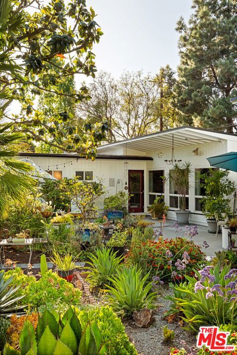 5940 Varna Avenue, Valley Glen CA: https://media.crmls.org/mediaz/37a20418-4f27-4aef-bc72-e8d561c40d92.jpg