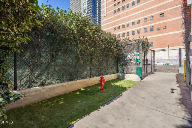 849 S Broadway, Los Angeles CA: https://media.crmls.org/mediaz/37a2a23e-3fdf-43e1-ab54-6d18229bda20.jpg