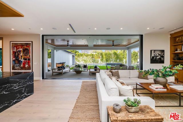 15907 Valley Vista Boulevard, Encino CA: https://media.crmls.org/mediaz/37a331b8-fd97-4143-8843-0beade46d901.jpg