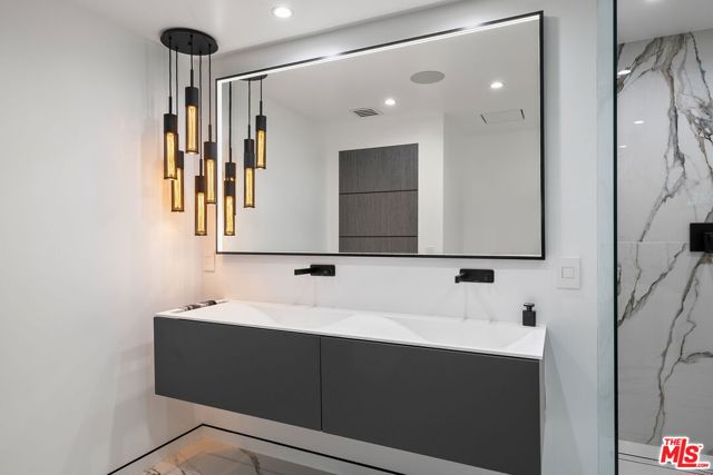 3290 N Knoll Drive, Los Angeles CA: https://media.crmls.org/mediaz/37a3c2a6-8860-45cb-9cf7-80b9dab2ce10.jpg