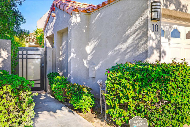 10 Colonial Drive, Rancho Mirage CA: https://media.crmls.org/mediaz/37a3ed05-a89c-48a8-ae3d-5e63d2c2766b.jpg