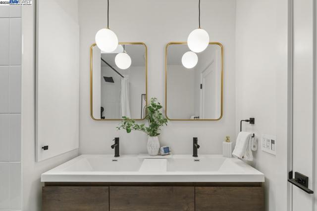 10336 Greenview Dr, Oakland CA: https://media.crmls.org/mediaz/37a4212d-2b46-4b61-b8de-f091b19d66a2.jpg