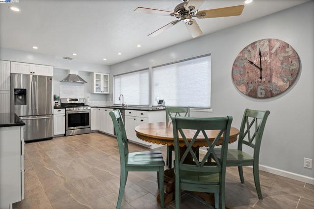 2889 Biddleford Drive, San Ramon CA: https://media.crmls.org/mediaz/37a4acdb-5255-4ed6-88d8-aca3b57422aa.jpg