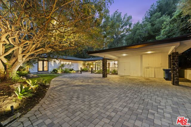 8630 Allenwood Road, Los Angeles CA: https://media.crmls.org/mediaz/37a50361-cb00-4918-8f94-b741ec4cab99.jpg