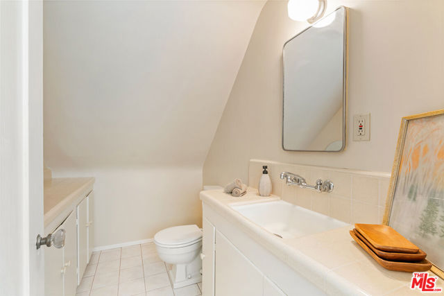 2338 Paloma Street, Pasadena CA: https://media.crmls.org/mediaz/37a569e1-93ad-4588-bd2f-a3e8956b5cf6.jpg