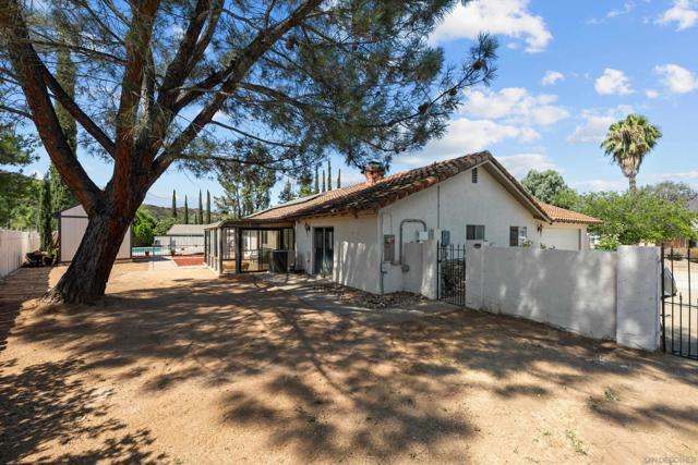 16273 Arena Dr, Ramona CA: https://media.crmls.org/mediaz/37a5bdde-3834-436e-a6bd-b4501b4fae41.jpg