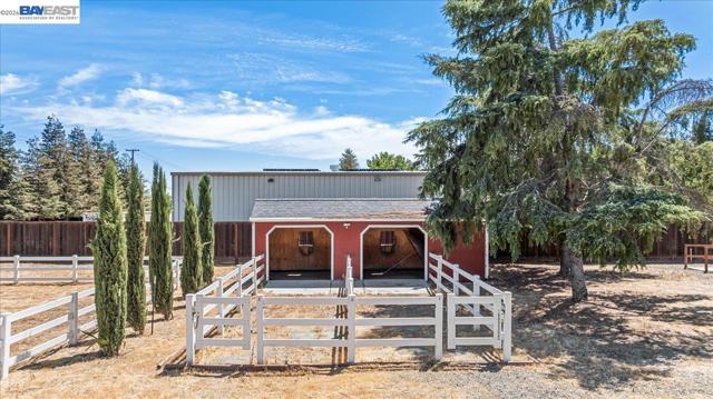 27000 S Hillview St, Tracy CA: https://media.crmls.org/mediaz/37a63754-551d-4481-8317-19c116a656a0.jpg