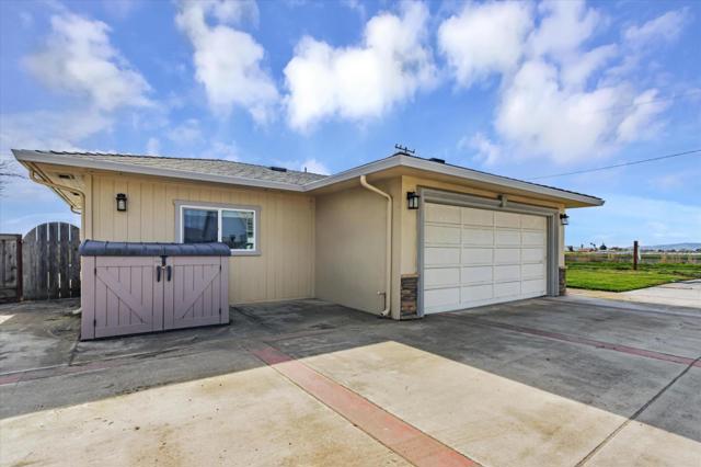 1204 Shore Road, Hollister CA: https://media.crmls.org/mediaz/37a6715d-e95c-48c4-b768-ad4956e11b6b.jpg