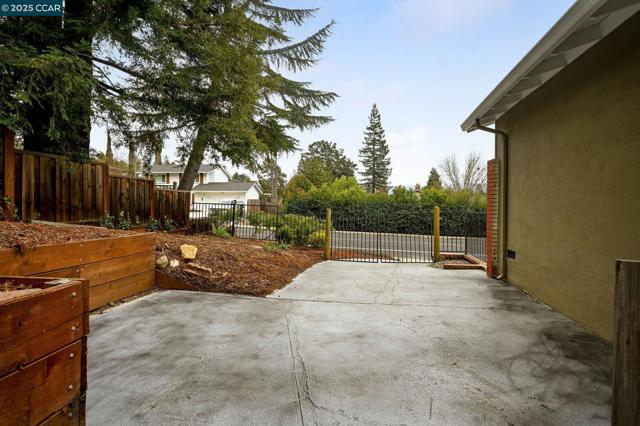 260 Saint Christopher Dr, Danville CA: https://media.crmls.org/mediaz/37a8811a-210a-4343-b7ad-d36ed5c5fc77.jpg