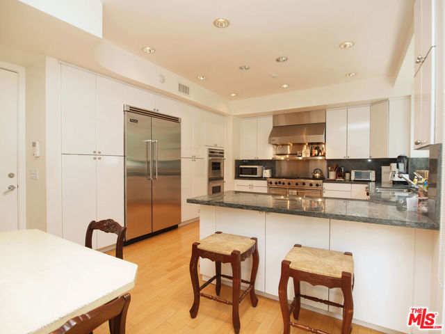 269 N Bundy Drive, Los Angeles CA: https://media.crmls.org/mediaz/37aad61e-252f-4d72-aed7-c401f8a1fd0e.jpg