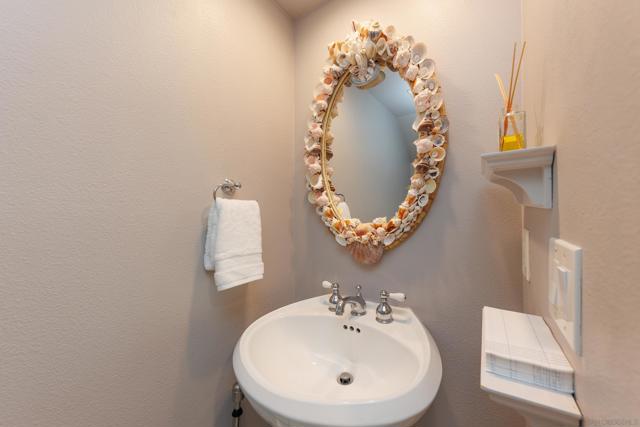 8132 Camino Del Sol, La Jolla CA: https://media.crmls.org/mediaz/37ab970f-1ec1-49ab-b004-3e234e2940ea.jpg