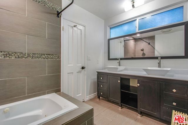7731 Oak Park Avenue, Lake Balboa CA: https://media.crmls.org/mediaz/37abe78a-f136-406d-ae71-f284eafb99b6.jpg