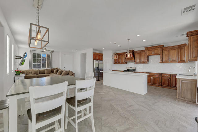 43820 Cape Cod Court, Indio CA: https://media.crmls.org/mediaz/37ac1ce3-41e1-49b6-b203-bd743e393d09.jpg