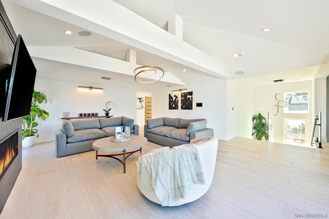 303 Sea Lane, La Jolla CA: https://media.crmls.org/mediaz/37ac2080-b7b0-48d9-ab12-d81663de26fe.jpg