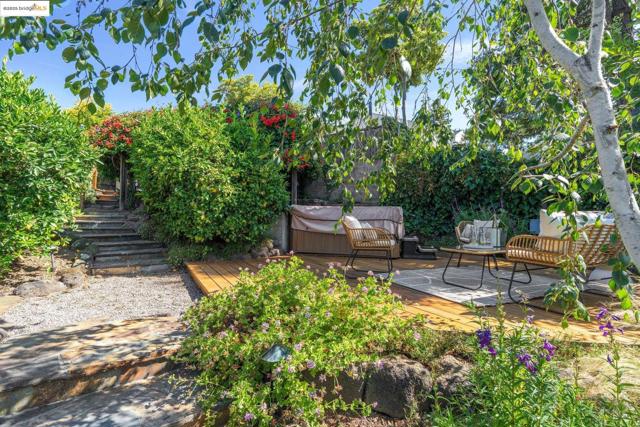 4221 Whittle Ave, Oakland CA: https://media.crmls.org/mediaz/37ad5dcd-4c61-403c-ba88-60e8430aeb25.jpg