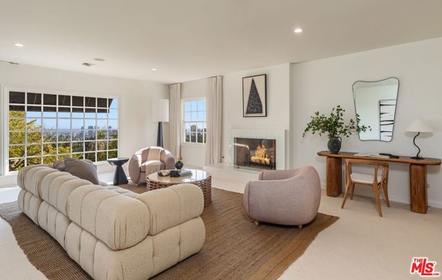 1600 Summitridge Drive, Beverly Hills CA: https://media.crmls.org/mediaz/37ad9738-4f81-478b-86e2-5cda50a81a8c.jpg