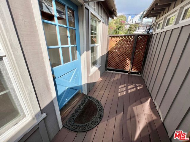 139 1/2 Hart Avenue, Santa Monica CA: https://media.crmls.org/mediaz/37af1d53-fe77-4a8e-be3c-28a72fbd61e5.jpg