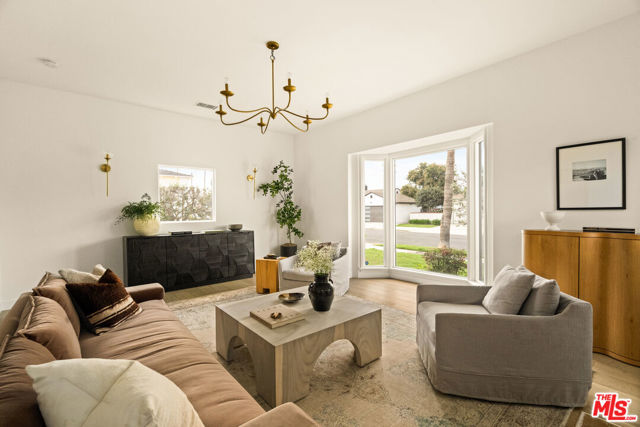 3928 S Bronson Avenue, Los Angeles CA: https://media.crmls.org/mediaz/37af96e1-85ad-4ff8-ac09-512753e052f3.jpg