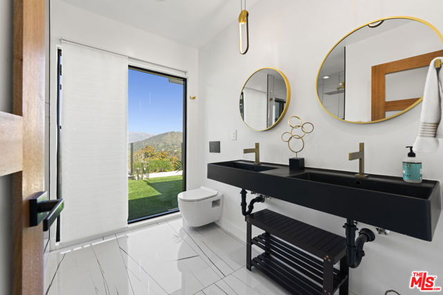 7308 Pacific View Drive, Los Angeles CA: https://media.crmls.org/mediaz/37b06e65-4133-4f51-845a-83231f83bbfb.jpg